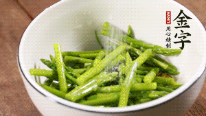 將調(diào)料放入準(zhǔn)備好的食材中，攪拌均勻。