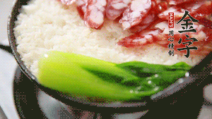 5分鐘后，在鍋邊用勺子淋一圈少少的油。打雞蛋，放青菜，把調(diào)好的醬汁倒入。（在米飯周?chē)眯∩籽刂佭吜苌弦蝗τ?，是為了吃到地道的鍋巴。這個(gè)過(guò)程可以稍微轉(zhuǎn)動(dòng)下鍋，使四壁受熱均勻。）