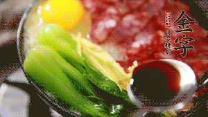 小火繼續(xù)燜，聞到米飯焦香關(guān)火繼續(xù)燜2分鐘。（微微的火力讓米飯和香腸融為一體，滋味互相滲透，又不至于讓米飯成熟太快而導(dǎo)致煳底。）