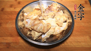 筍干冷水泡發(fā)至軟，切成小段，生姜切成片備用。