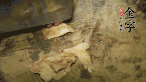 加適量溫水淹沒(méi)食材，大火燉至水沸后再小火慢燉1小時(shí)，出鍋前10分鐘加枸杞。（焯過(guò)水后的豬蹄不應(yīng)再用涼水，用溫水燉煮更容易軟爛。也可以用高壓鍋或者有煲湯功能的電飯煲，省時(shí)又便于入味。）