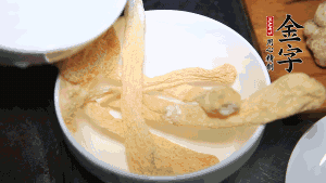 竹蓀淡鹽水泡發(fā)后，剪去菌蓋頭（封閉的一端），切成小段。生姜切片，蔥切段備用。