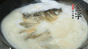 然后加竹蓀段、姜片、枸杞、火腿片，以少量鹽、黃酒調(diào)味，大火燉煮10分鐘。