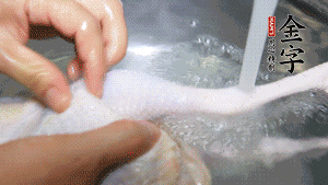 土雞處理干凈。（如果買不到土雞，一般的雞也是可以的，不過需要汆水。溫水下鍋汆燙7分鐘左右，汆燙時需要適時翻動。汆燙雞肉是為了去掉生腥味，也是一次徹底清潔的過程，可以使燉出的湯清爽而不渾濁，鮮香而無異味）