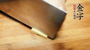 將雞、生姜片、火腿片放入砂鍋中，注入清水淹沒雞身。（燉湯最適宜冷水下鍋，隨著水溫的慢慢升高，原料會充分釋放出營養(yǎng)。）