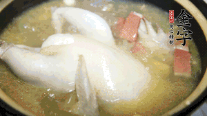 煮沸時加入蟲草花、香菇、紅棗，以料酒調(diào)味繼續(xù)小火燉煮1小時左右。