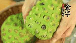 從蓮蓬中取出新鮮蓮子，剝?nèi)ネ鈿ず螅傩⌒膭內(nèi)グ咨∧?。（剝掉白色薄膜的蓮子口感上?huì)更嫩，入口更顯清甜）