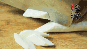 生姜刮去皮切成片，山藥去皮洗凈切成小塊備用。（山藥建議選擇軟糯的鐵棍山藥，口感上更好喲~）