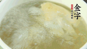 待湯水滾開(kāi)后，再加入山藥塊，以料酒調(diào)味。