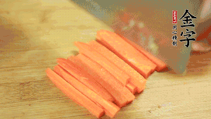 洋蔥、青椒、胡蘿卜切成粒備用。