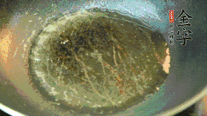 熱油起鍋，依次放入胡蘿卜粒、青椒粒、洋蔥粒煸炒均勻。