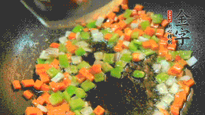 以耗油、料酒調(diào)味，加適量清水燜煮。