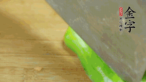 大蒜切成小段，青椒去籽滾刀切成塊。