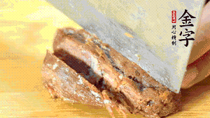 金字鹵牛肉切成小塊備用。