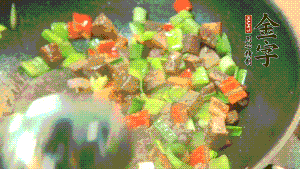 熱油起鍋，依次加入青椒塊、牛肉、大蒜煸炒均勻。