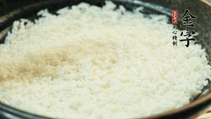 浸泡后的大米加入2湯匙生抽、1湯匙老抽調(diào)味。