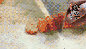 食材洗凈后，胡蘿卜切成塊，鮮香菇切成十字花刀備用。