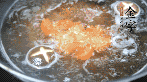 將烏冬面放入調(diào)好味的面湯中一起煮熟。（選擇烏冬面的原因，第一是因?yàn)椴锁B(niǎo)也能很好地做出成品，而不用擔(dān)心會(huì)糊鍋或者黏在一起；第二是因?yàn)榘咨拿鏃l，在夏天看起來(lái)更有食欲。）