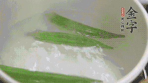 在煮面湯時(shí)，就可以做其他步驟了。比如把秋葵汆水，橫切成星星造型；雞蛋煮熟，切成兩半；黃瓜切成絲。