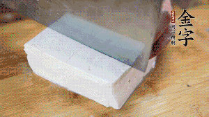 豆腐切成小塊，臘肉切成薄片，辣椒切成小圈。