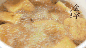 另起一個(gè)湯鍋，倒入適量清水，加入炸好的豆腐塊。待水沸騰后，加入臘肉，用生抽、料酒、火腿高湯調(diào)味。燉煮至臘肉熟透，加辣椒圈增加點(diǎn)辣味。（調(diào)料可以根據(jù)個(gè)人口味適當(dāng)調(diào)整，火腿高湯能夠讓湯汁更加層次豐富。）