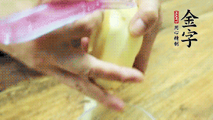 將食材洗凈，茄子、土豆切滾刀塊。