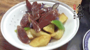 加少量生抽、鹽、糖、雞精調(diào)味，炒熟出鍋即可。