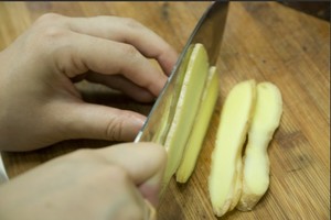 火腿切片，生姜切片。