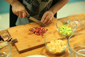 金字火腿隔水蒸15分鐘后切成小丁。