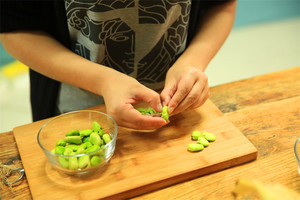 蠶豆剝除外殼，剩下嫩嫩的蠶豆。