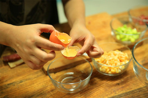 雞蛋蛋白和蛋黃分開，把蛋黃打散。