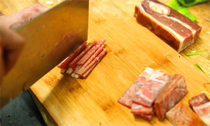 將火腿清洗后切成絲備用。