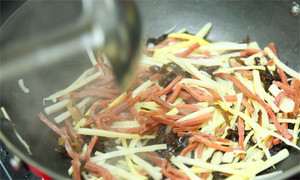 起油鍋，蒜茸煸香，倒入所有食材，加料酒翻炒至熟即可。