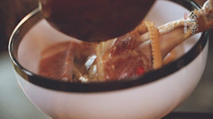 筍干提前冷水浸泡3小時，浸泡后將筍干撕成條狀。