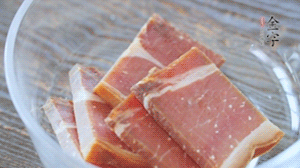 金字火腿切片溫水浸泡5分鐘。