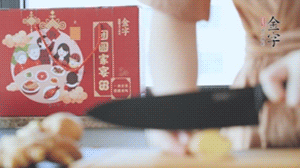 將處理好的老鴨放入冷水鍋中，丟入姜片，冷水煮沸去腥。