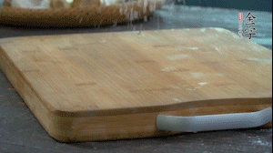 【面皮】3.案板撒點(diǎn)糯米粉，將面團(tuán)搓成均勻的小團(tuán)子。