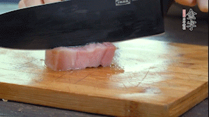 【餡料】1.金字淡咸肉加姜片料酒焯水，春筍焯水后切成小丁。