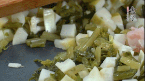 【餡料】2.鍋中油8成熱時(shí)，依次放入春筍、雪菜、淡咸肉，翻炒出香味。