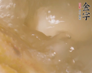 沸騰后撈出蔥結(jié)，小火燉45分鐘，加山藥再燉15分鐘。