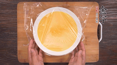 去除雞蛋液浮沫后，沸水上鍋蒸6分鐘。