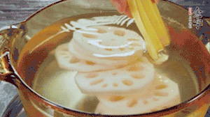 把藕和土豆焯水至八成熟，盛出瀝干水分。