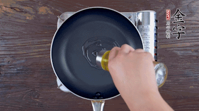 魚頭對(duì)開，洗凈瀝干。鍋中加油，把魚頭兩面煎至金黃色，期間加蔥姜，每面約需時(shí)2-3分鐘。