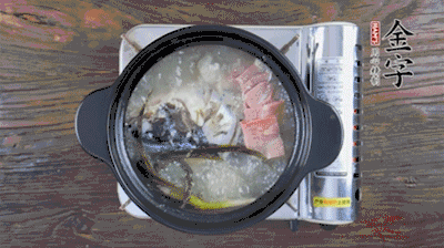 放豆腐、海鮮菇繼續(xù)中小火煮5分鐘。