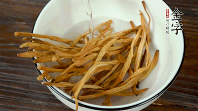 黃花菜、香菇提前泡發(fā)。黃花菜去掉硬頭，香菇切片。