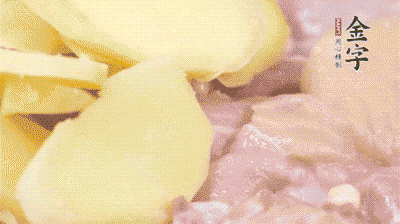 雞肉剁塊，用料酒、蔥、姜、鹽、糖拌均腌制20分鐘。