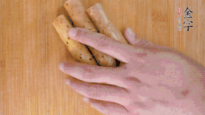 山藥去皮切斜刀塊，毛豆去外殼去膜，姜切片。