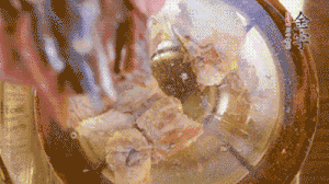 鍋中依次放姜片、排骨、火腿，加料酒、清水煮開轉(zhuǎn)小火煮30分鐘。