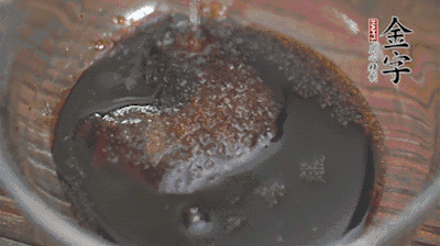 調(diào)配醬汁：耗油、生抽、老抽、糖、鹽、清水?dāng)嚢杈鶆颉?>
					</div>
					<span>步驟 3/5</span>
					<p>調(diào)配醬汁：耗油、生抽、老抽、糖、鹽、清水?dāng)嚢杈鶆颉?/p>
				</li><li>
					<div   id=