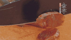 麻辣香腸蒸熟后，切片待用。